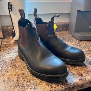 Mens dark brown Blundstone.